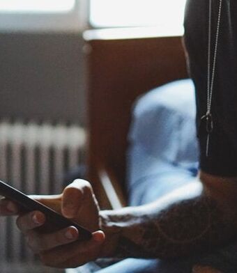 Phone man manu del moral Iv T Dlixcg E unsplash