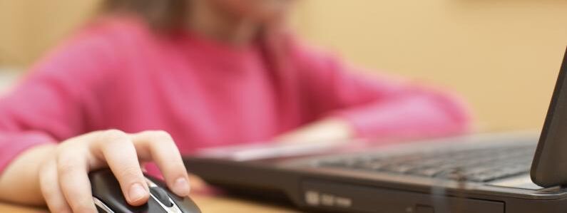 Child on laptop mouse pink 0