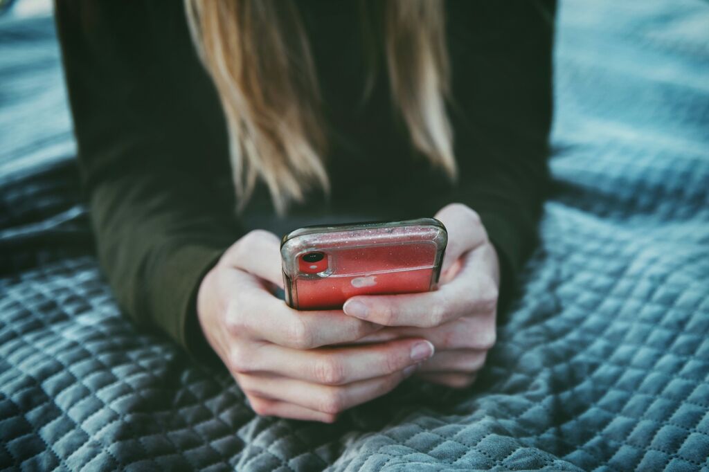 Phone bed teen